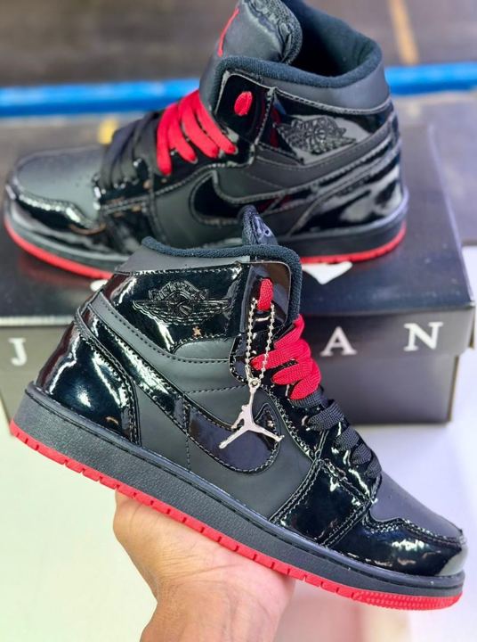 JORDAN 1 BLACK AND RED CHAROL