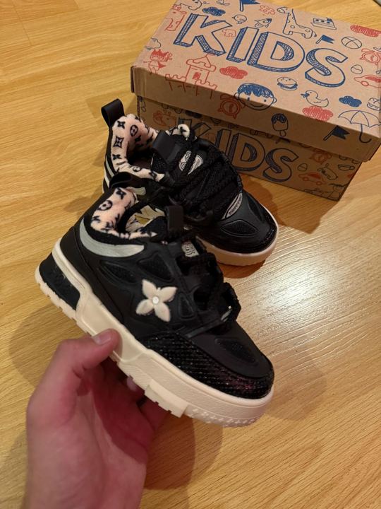 LOUIS VUITTON STAKE NEGRA Y CREMA
