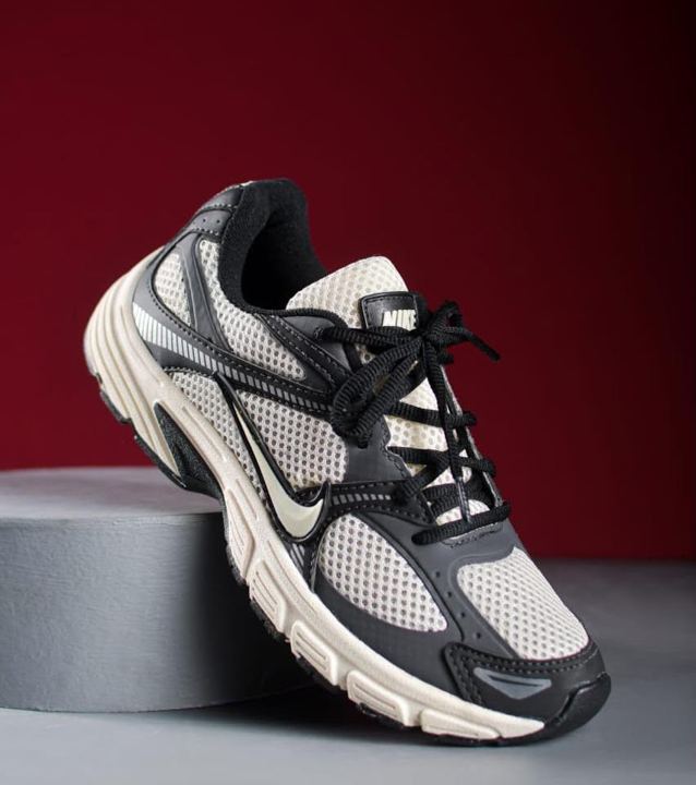 NIKE V5 RNR CREAM AND BLACK