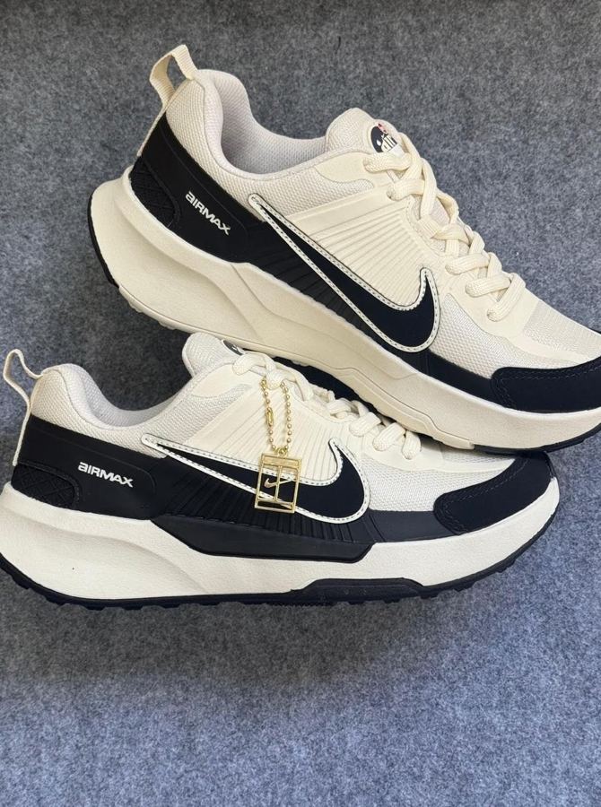 NIKE AIR MAX BLACK AND CREAM