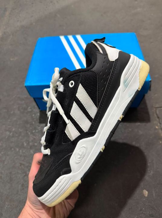 ADIDAS 2000 NEGRA Y BLANCA