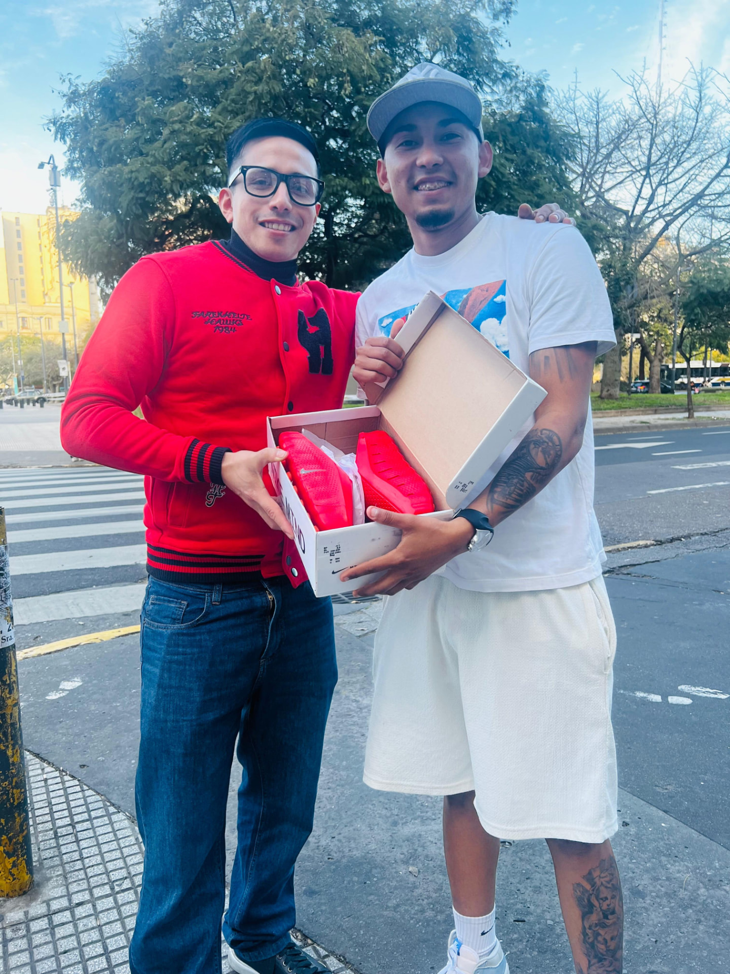 Cliente MAT IMPORTADOS mostrando su par de zapatillas