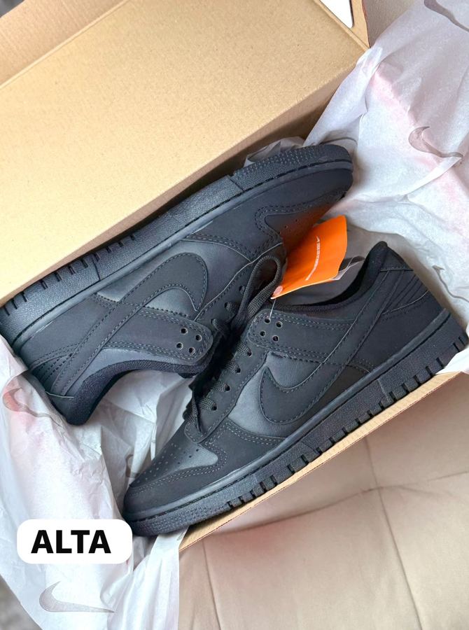 SB DUNK LOW TOTAL BLACK