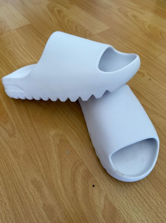 YEEZY BLANCAS